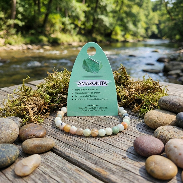 Pulsera de amazonita natural 6 mm AuryStone, fotografía de producto sobre madera con piedras y río de fondo