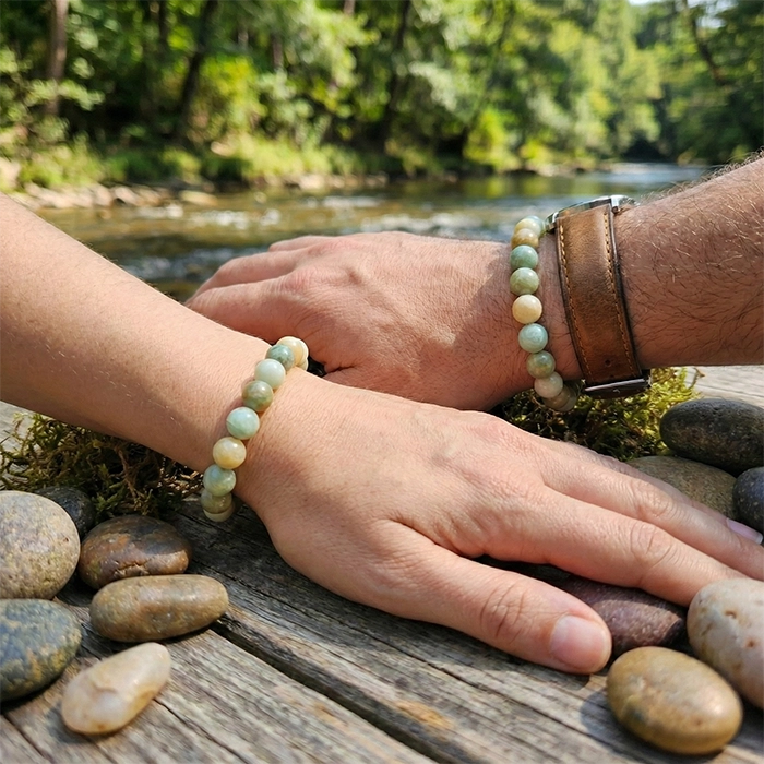Pulsera de amazonita natural AuryStone en muñeca, cuentas verde agua, foto lifestyle en río y bosque