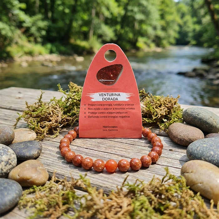 Pulsera de aventurina dorada 6 mm con tarjeta “Ventrurina Dorada”, piedras decorativas y río al fondo | AuryStone