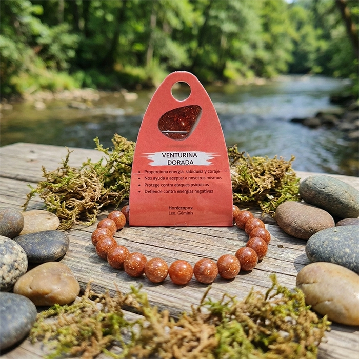 Pulsera de aventurina dorada 8 mm con tarjeta “Ventrurina Dorada” sobre madera y río al fondo | AuryStone