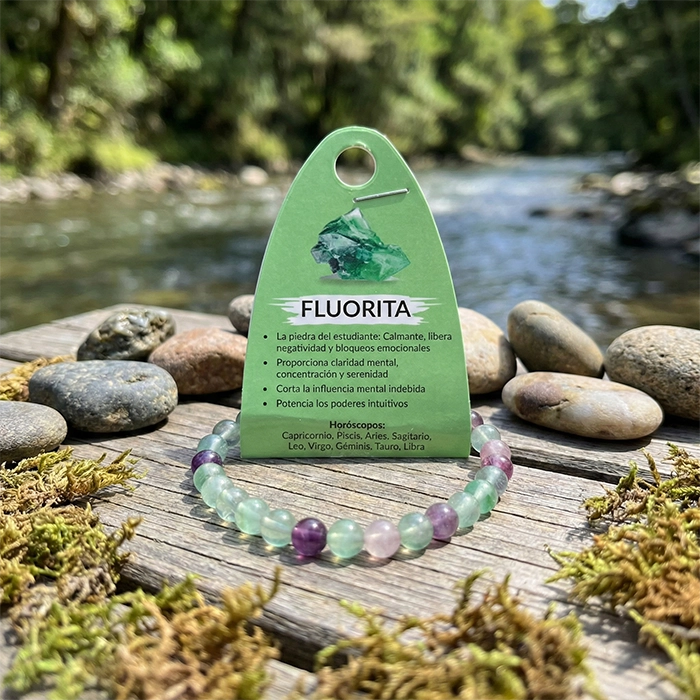Pulsera de fluorita natural 6 mm con tarjeta “Fluorita” y río al fondo | AuryStone