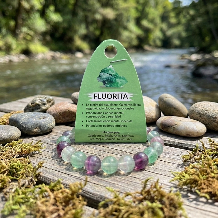 Pulsera de fluorita natural 8 mm sobre madera con río al fondo | AuryStone