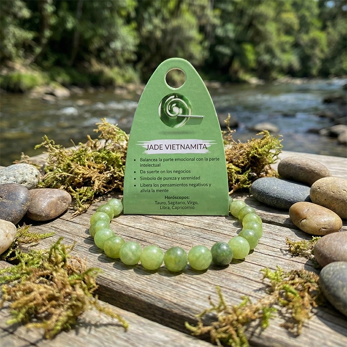 Pulsera de jade vietnamita natural 8 mm con tarjeta “Jade Vietnamita” sobre madera y río al fondo | AuryStone