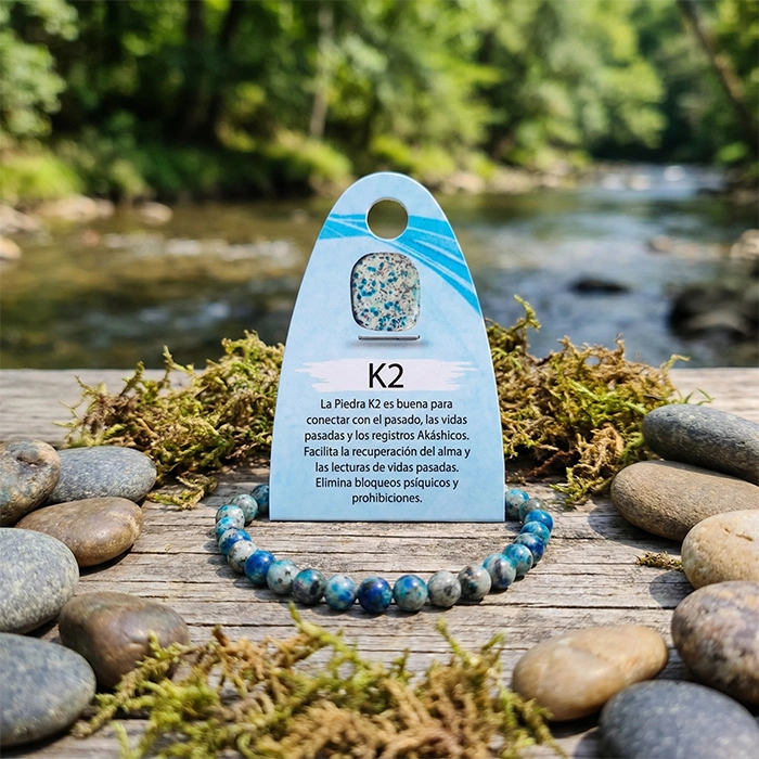 Pulsera de Piedra K2 natural 6 mm con tarjeta “K2” y paisaje de río, foto en exterior | AuryStone