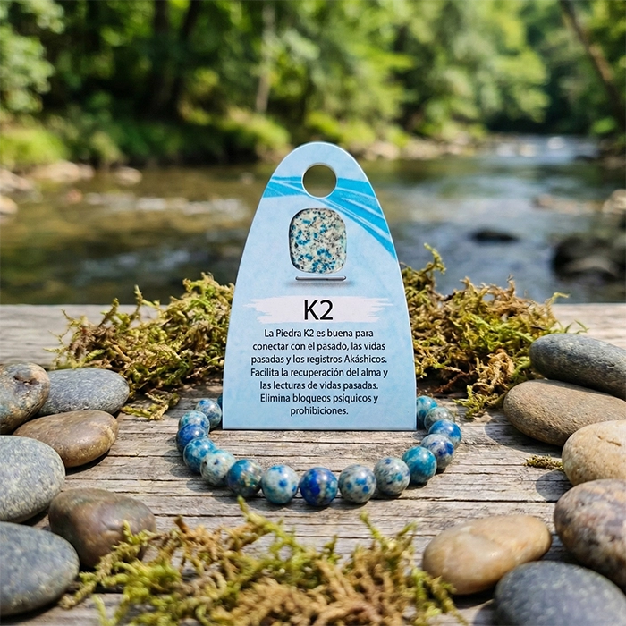 Pulsera de Piedra K2 natural 8 mm con tarjeta “K2” sobre madera y río al fondo | AuryStone