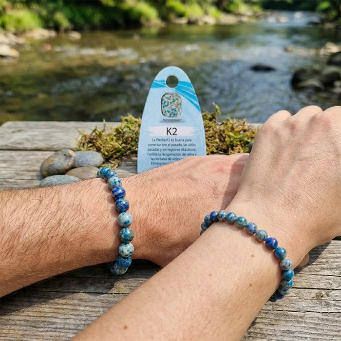 Pulseras de Piedra K2 natural en muñeca, cuentas azules jaspeadas en exterior | AuryStone